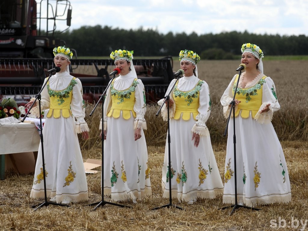 Брестская область первой в стране намолотила миллион тонн зерна