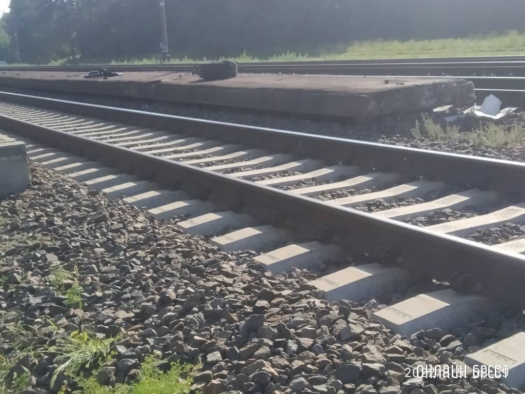 Поезд врезался в легковушку в Брестской области. Фото и видео с места происшествия