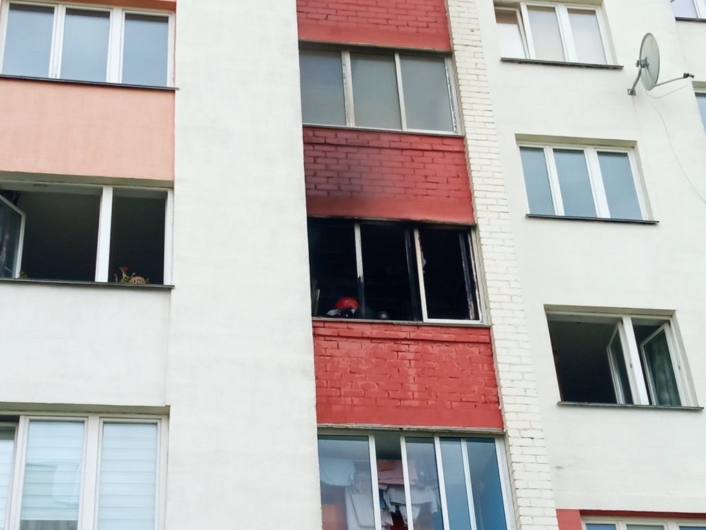 В Беларуси курильщик окурком поджег балкон соседу