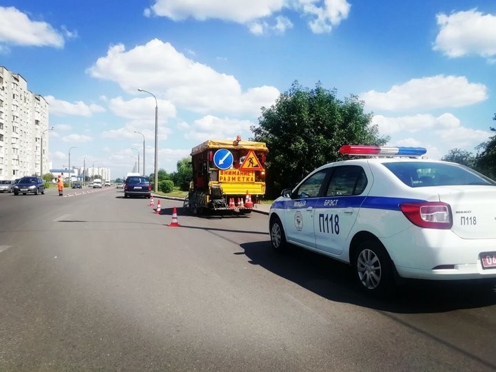 Водителей просят убрать машины, припаркованные на Луцкой в Бресте. Где именно и почему?