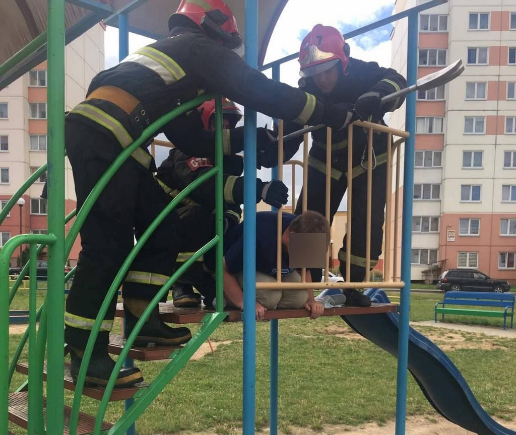 Голова ребенка застряла в ограждении детской горки. Понадобилась помощь спасателей