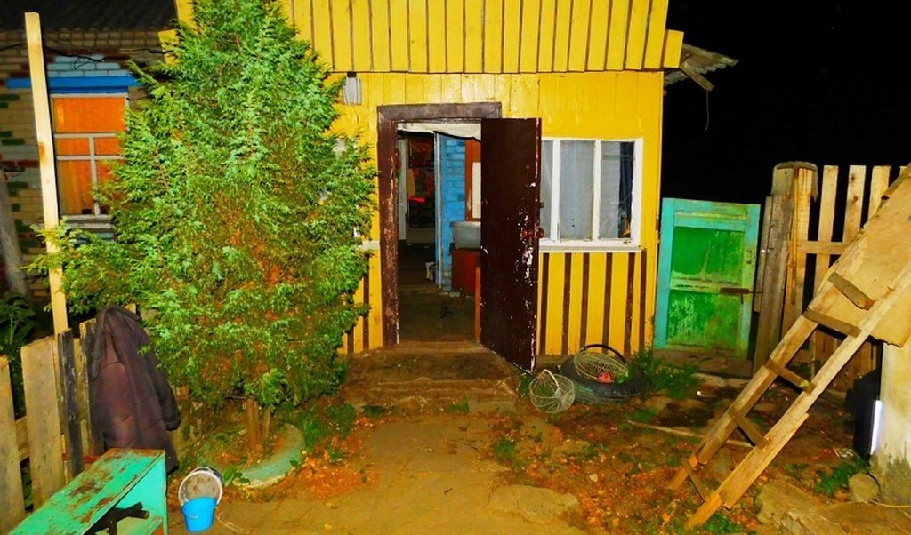 «Папа зарезал маму!» В Беларуси мужчина зарезал жену, об убийстве в милицию сообщила дочь убитой ФОТО