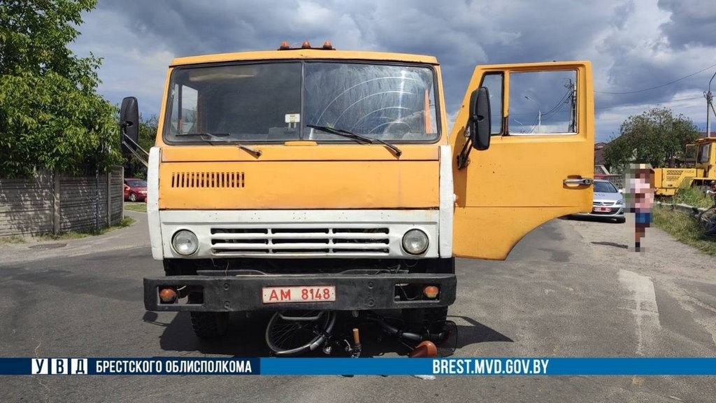 В Бресте велосипедистка попала под грузовик. Стали известны подробности