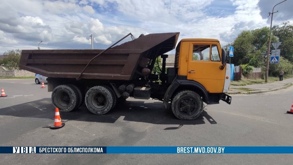 В Бресте велосипедистка попала под грузовик. Стали известны подробности