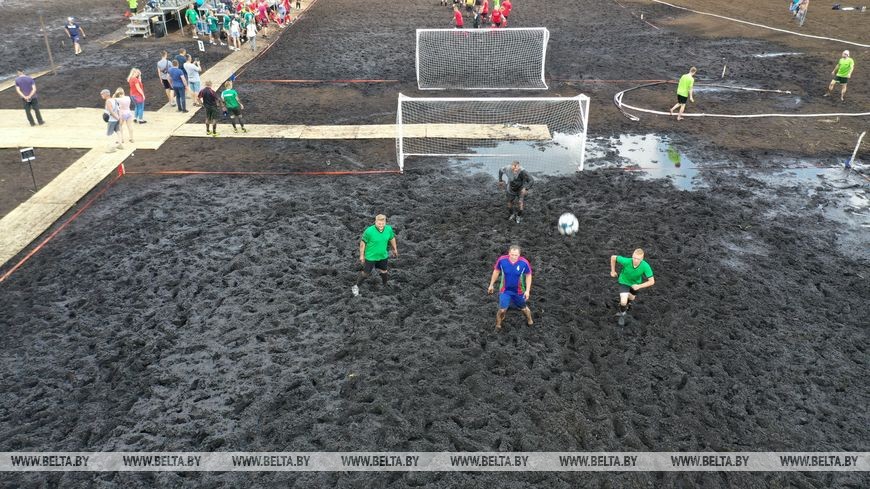 Смотрите, как в Беларуси играют в болотный футбол