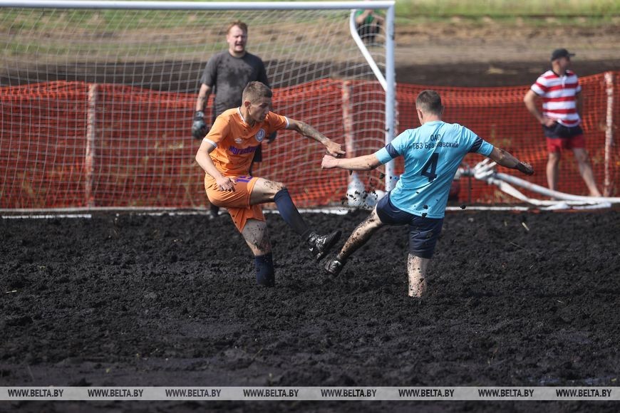 Смотрите, как в Беларуси играют в болотный футбол