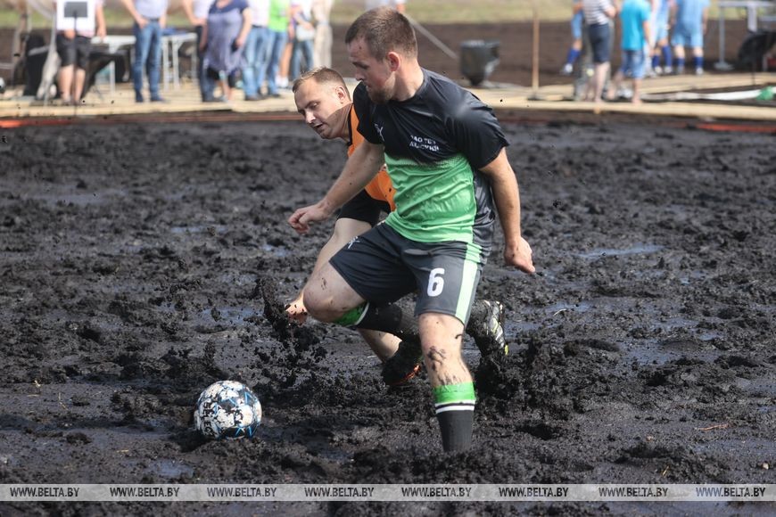 Смотрите, как в Беларуси играют в болотный футбол
