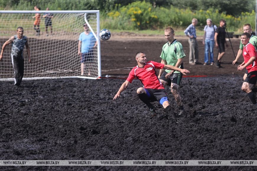Смотрите, как в Беларуси играют в болотный футбол