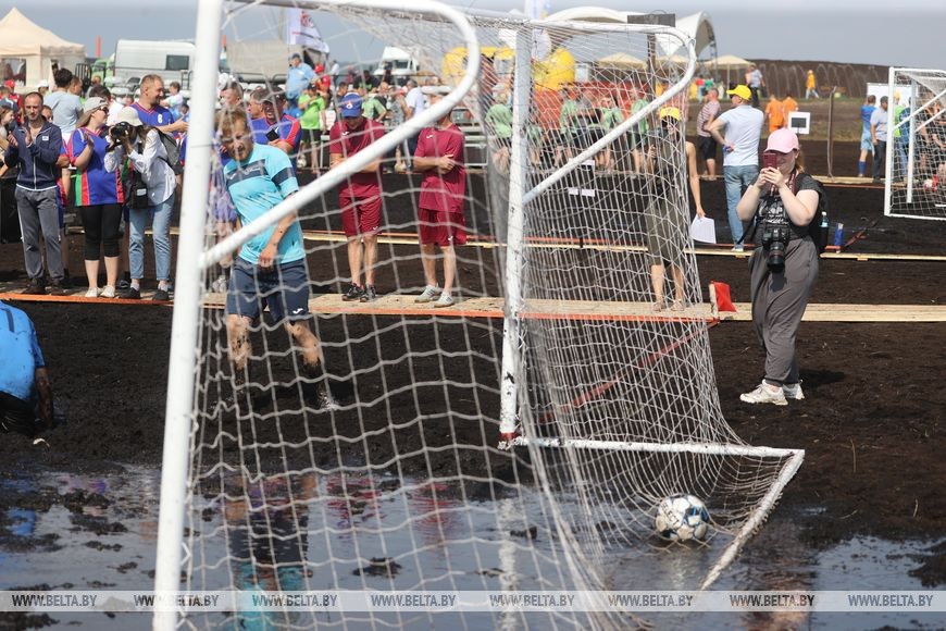 Смотрите, как в Беларуси играют в болотный футбол