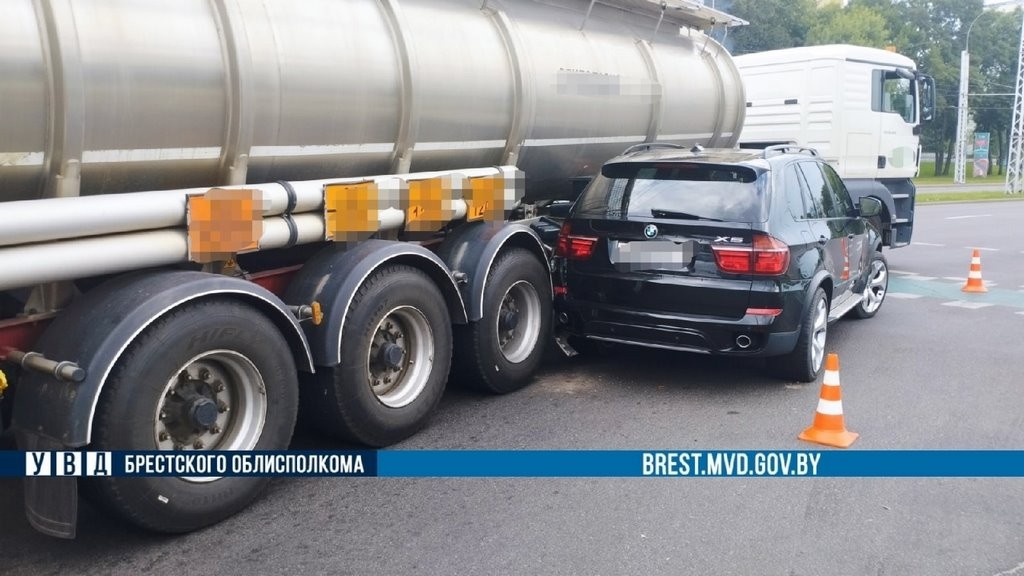 BMW и автомобиль-цистерна. ГАИ рассказала, кто виноват в ДТП на Московской в Бресте
