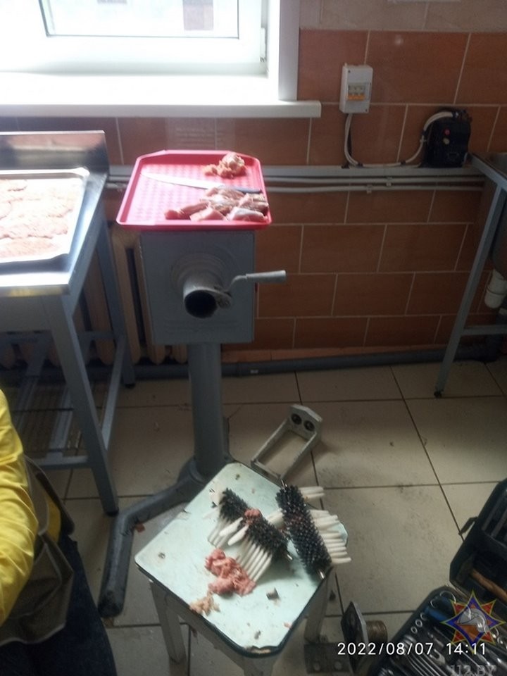 В Беларуси девушка застряла пальцем в мясорубке. Есть видео