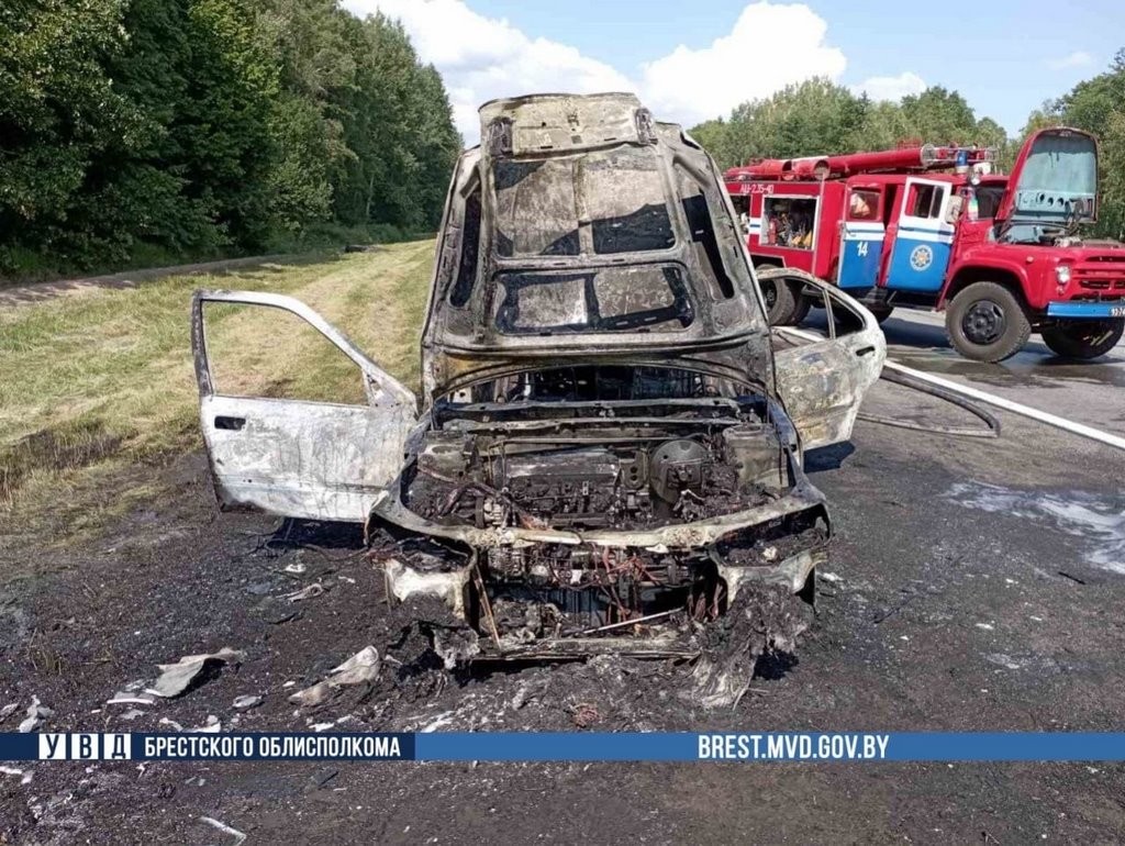 В Брестской области на ходу загорелся автомобиль