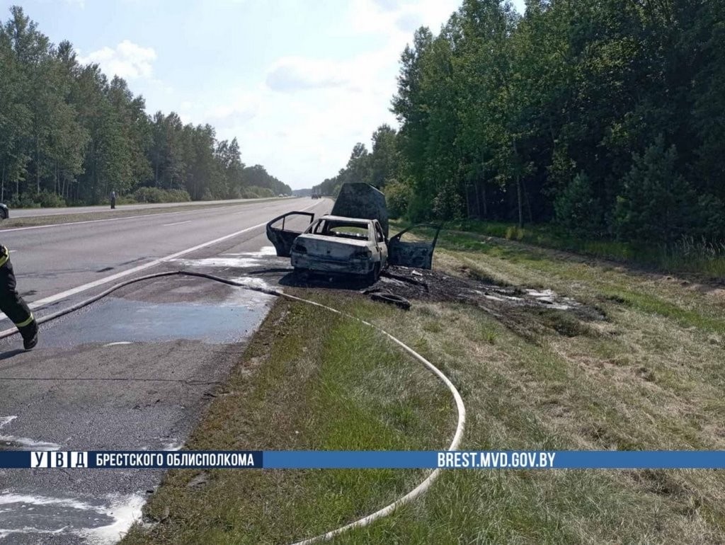 В Брестской области на ходу загорелся автомобиль