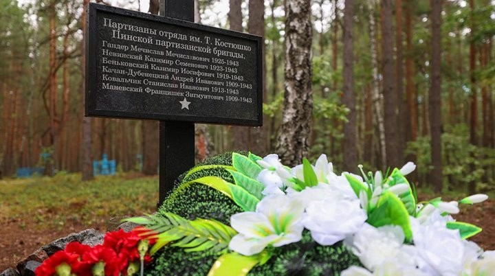 Памятный знак польским партизанам открыли в Ивановском районе