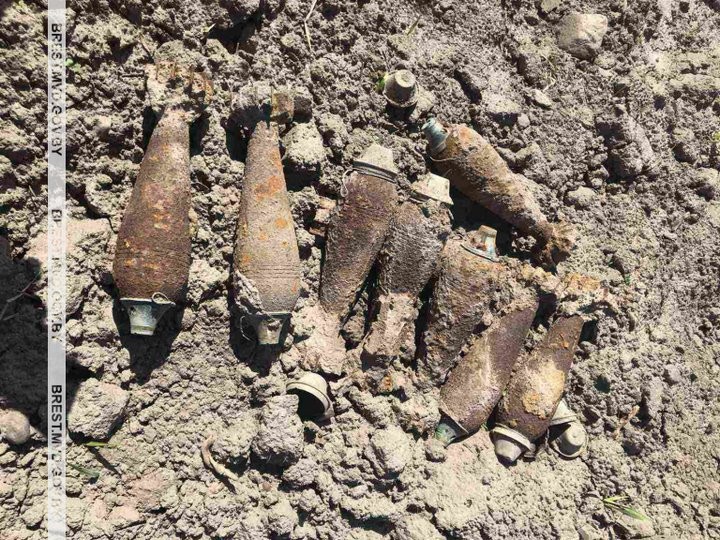 В Брестском районе мужчина выкопал в поле мины времен войны