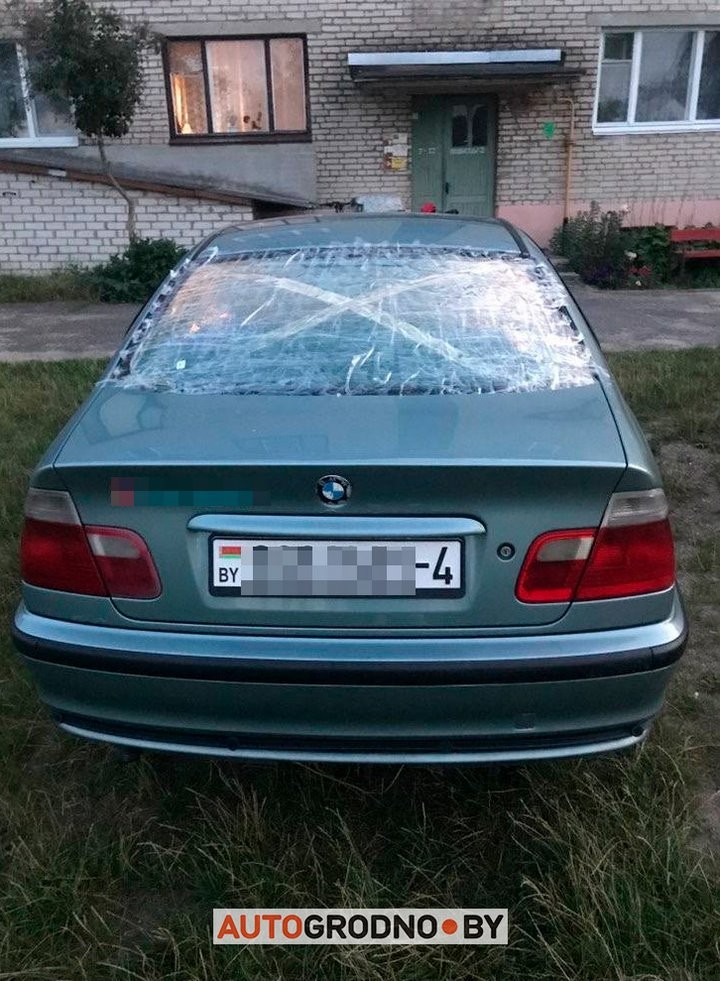 Мужчина проехал по дороге, где не был укатан гравий. Результат на фото