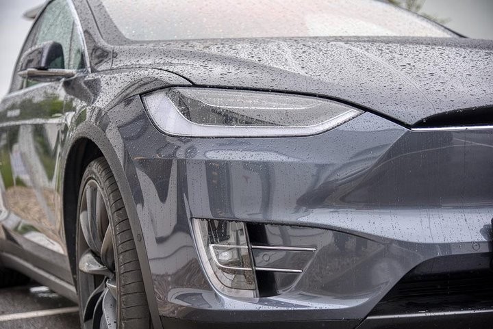 В Гомеле официантка купила Tesla. У налоговой возникли вопросы
