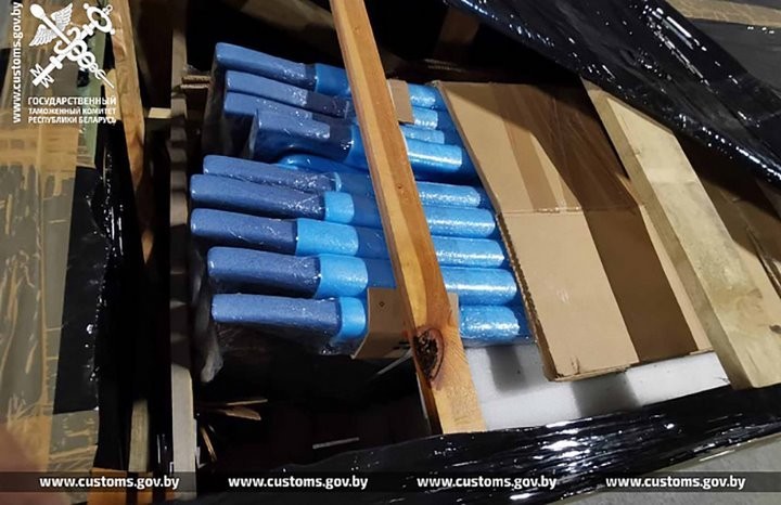 Подозрительно дешевые автозапчасти везли из Латвии в Беларусь. В чем подвох?