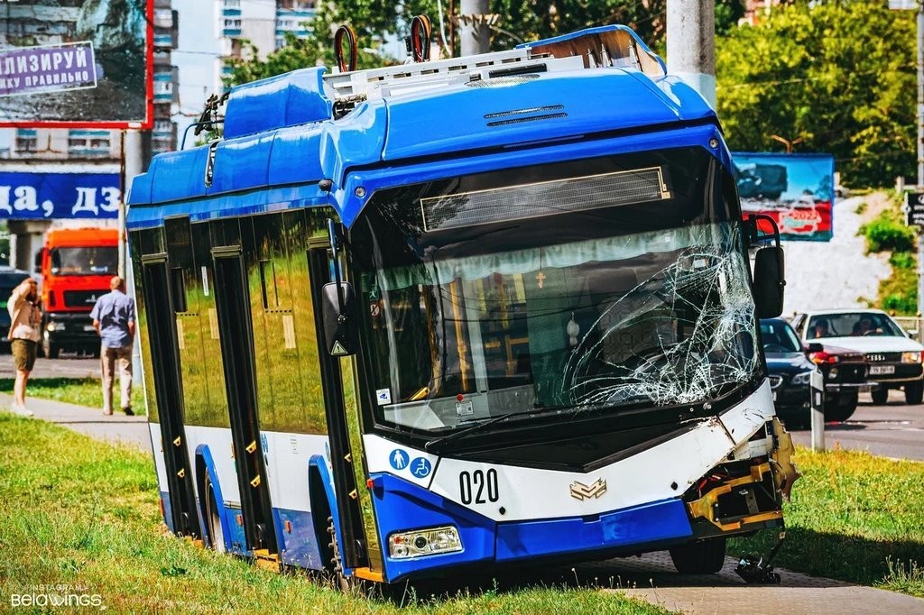 Троллейбус с 20 пассажирами попал в аварию в Бресте