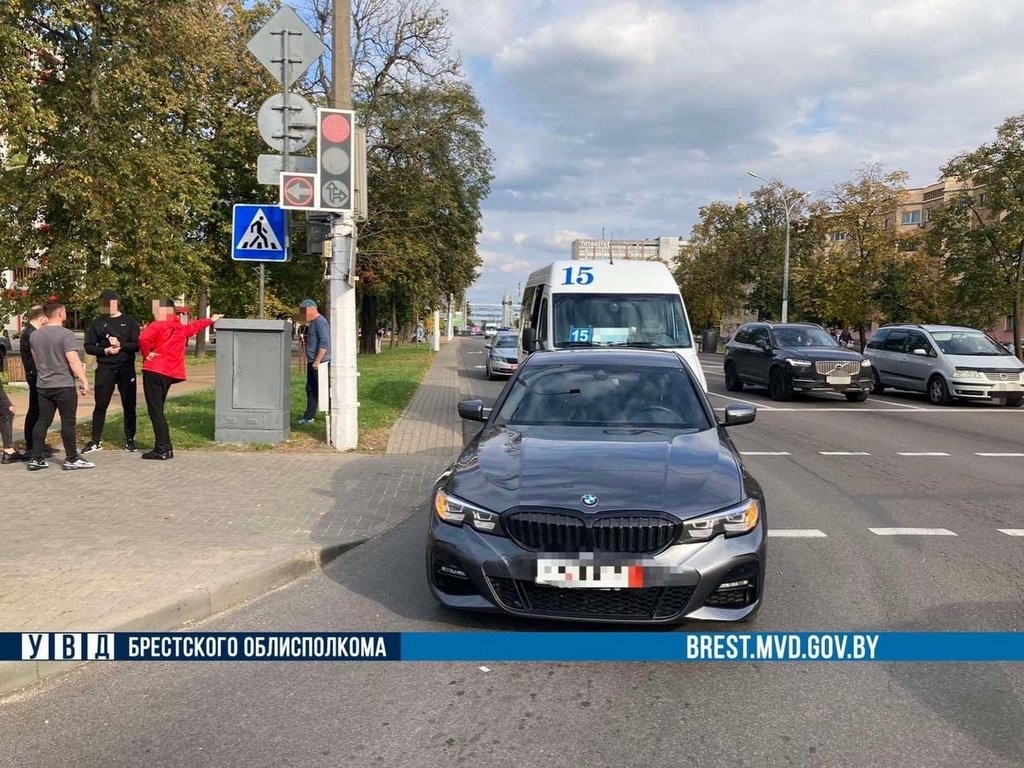 Маршрутка с пассажирами столкнулась с BMW в Бресте