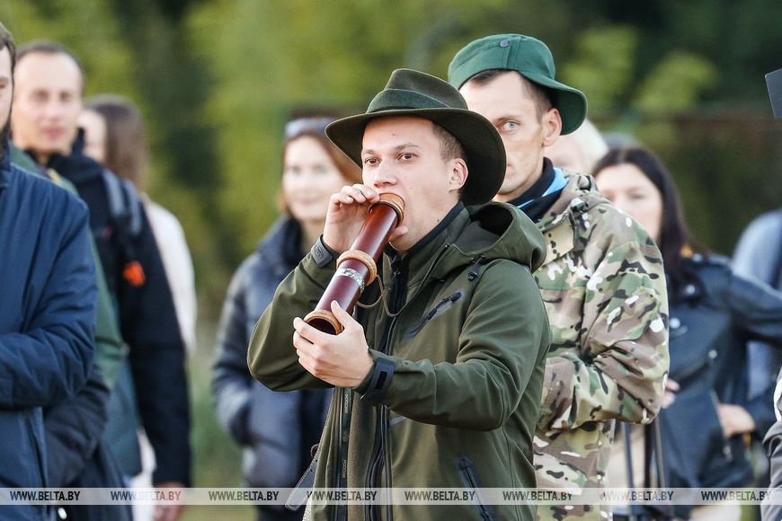 Рев оленей и бардовские песни у костра: послушать осень позвали туристов в Беловежской пуще