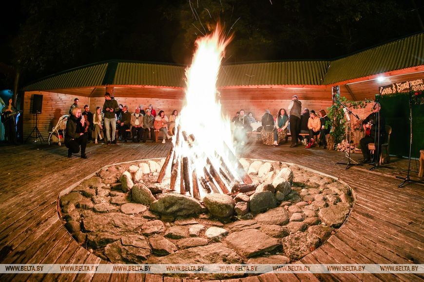 Рев оленей и бардовские песни у костра: послушать осень позвали туристов в Беловежской пуще