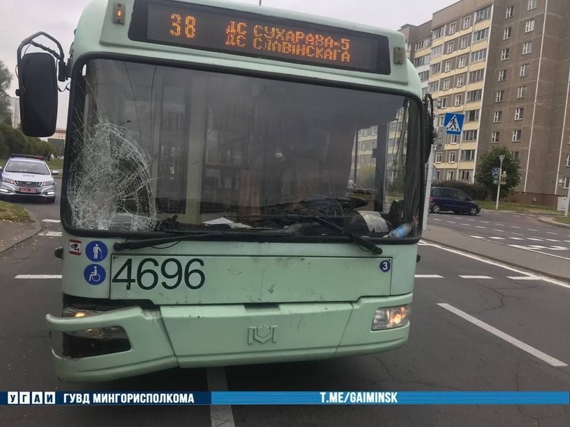 Видео: троллейбус сбил парня в Минске. Он вышел на дорогу, смотря в смартфон