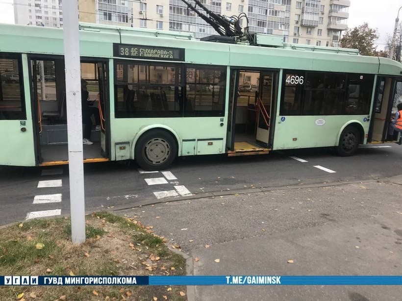 Видео: троллейбус сбил парня в Минске. Он вышел на дорогу, смотря в смартфон