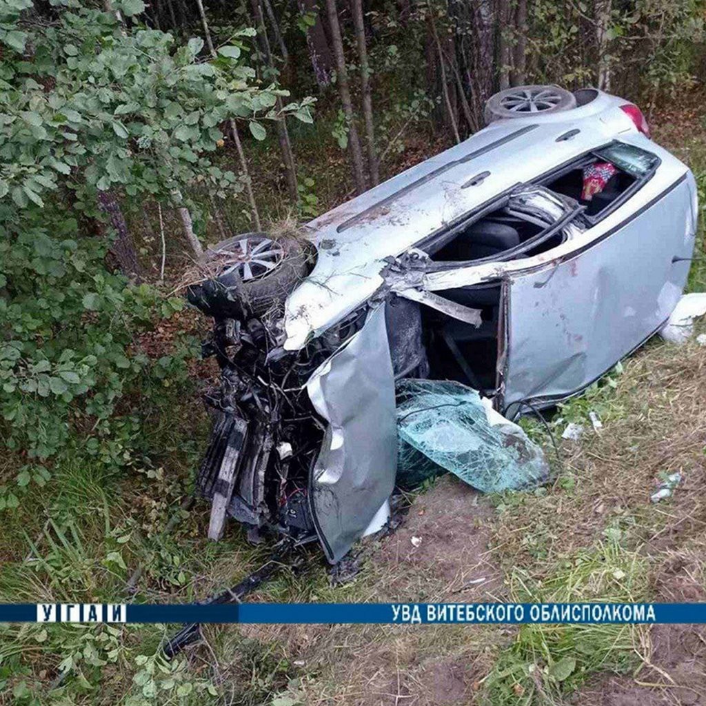 В Беларуси автомобиль врезался в трактор, съехал в кювет и опрокинулся. Четверо пострадавших