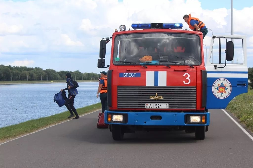 В Бресте на Гребном канале произошло «опрокидывание» лодки