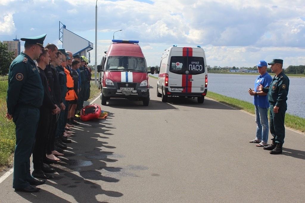 В Бресте на Гребном канале произошло «опрокидывание» лодки