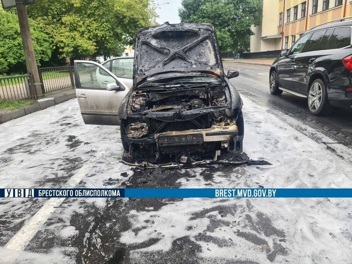 В Бресте на Пушкинской загорелся автомобиль. Видео