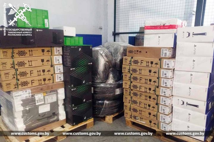 Следовавший по автодороге М1 в направлении России «Мерседес-Бенц Спринтер» остановили проводившие спецмероприятия брестские таможенники.