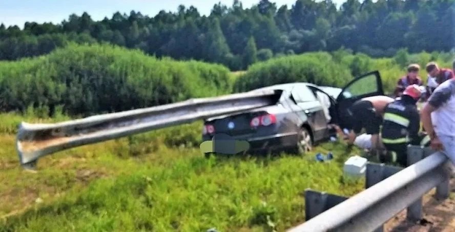 В Беларуси отбойник насквозь проткнул легковушку – погибла пассажирка