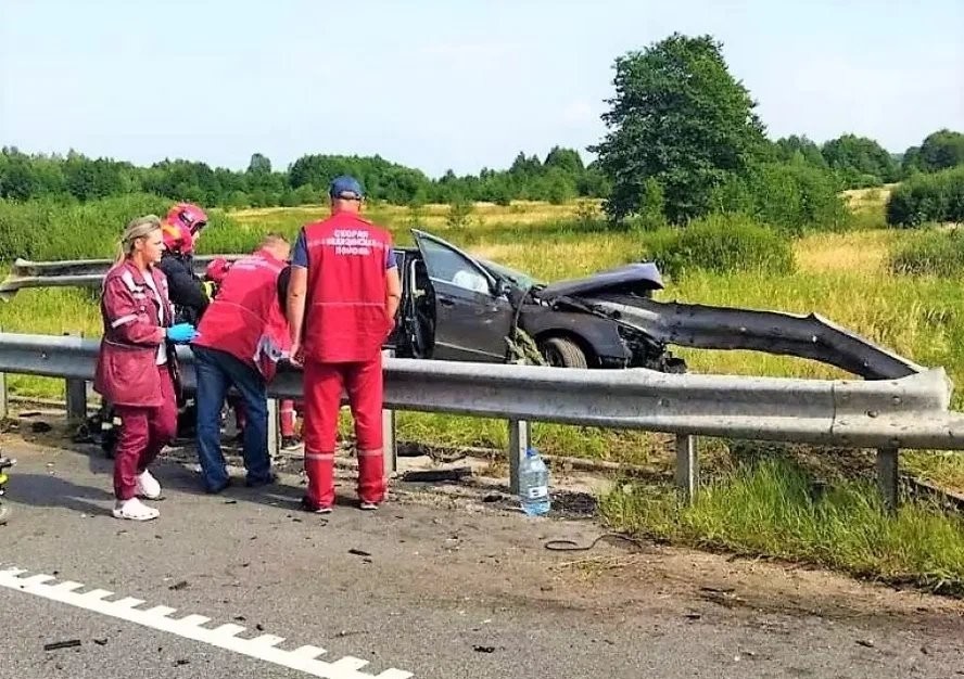 В Беларуси отбойник насквозь проткнул легковушку – погибла пассажирка