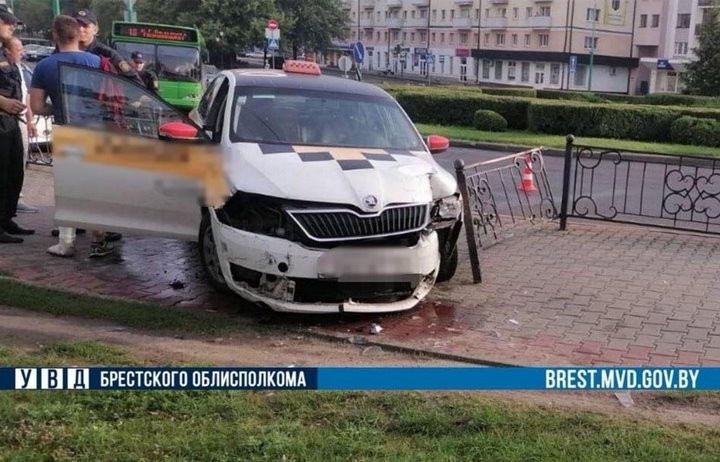 В Бресте пьяный водитель такси попал в ДТП