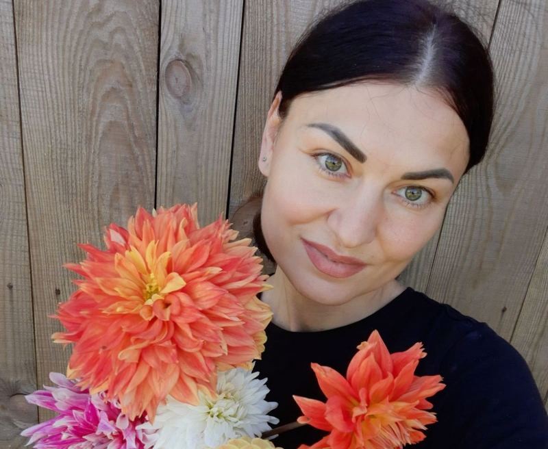 Райский уголок с необычными лилиями и даже клубникой создала жительница Бреста