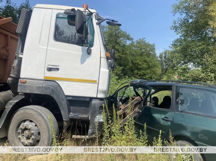 В Кобринском районе легковушка столкнулась с грузовиком. Кто виноват?