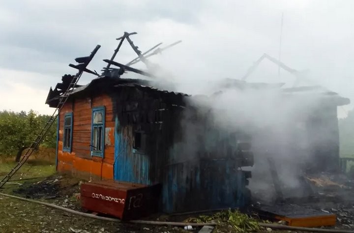 В Берёзовском районе от удара молнии загорелся дом