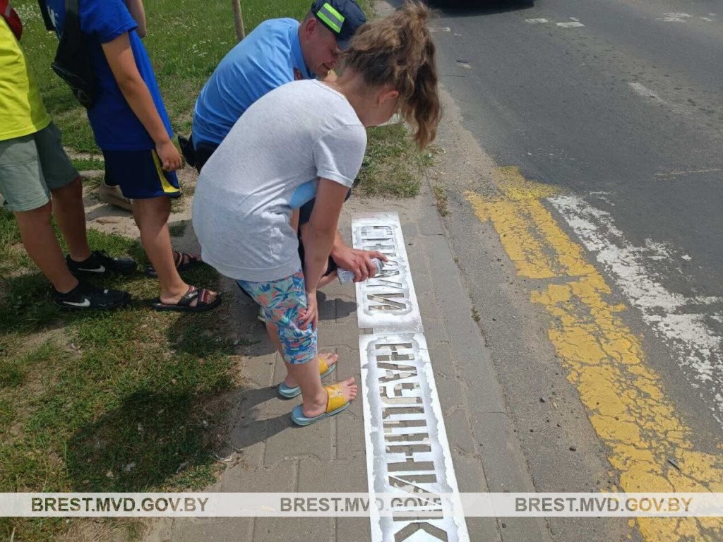 В Кобрине на асфальте появились надписи