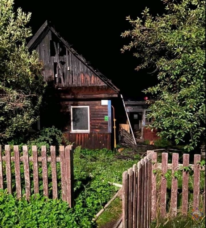 Двух человек спасли на пожаре в Березе