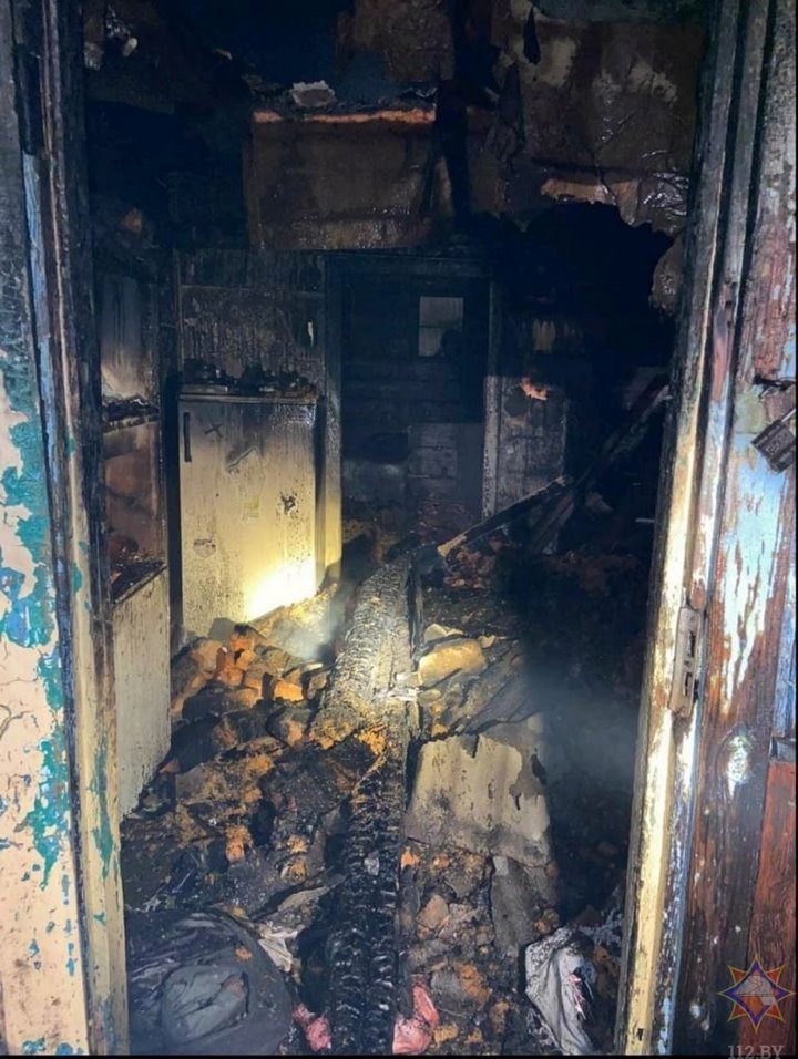 Двух человек спасли на пожаре в Березе