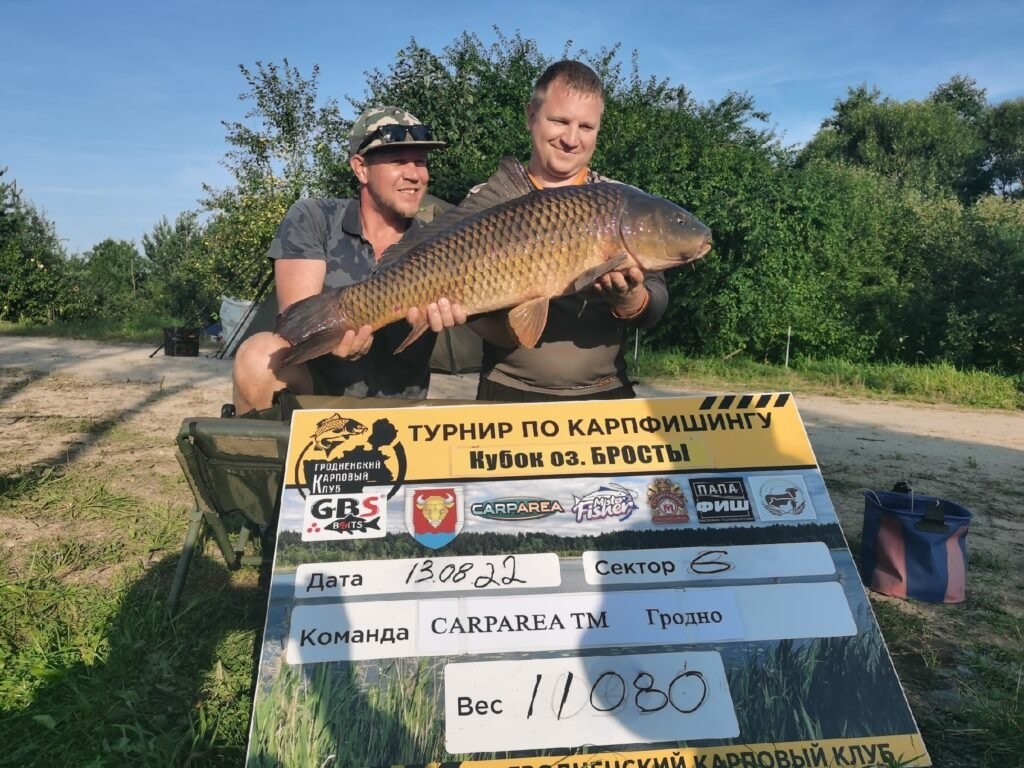 В Беларуси рыбак выловил 12-килогромового карпа и… отпустил его