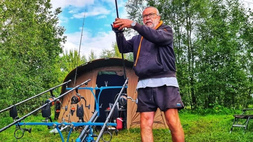 В Беларуси рыбак выловил 12-килогромового карпа и… отпустил его