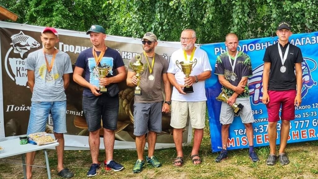 В Беларуси рыбак выловил 12-килогромового карпа и… отпустил его