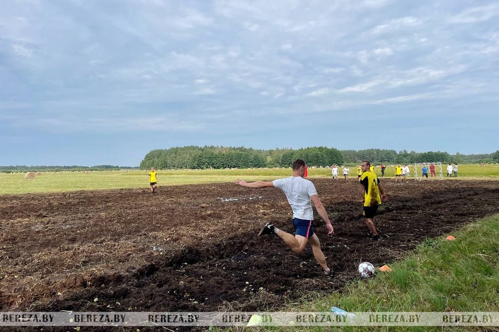 Футбол на болоте в Брестской области. Фоторепортаж