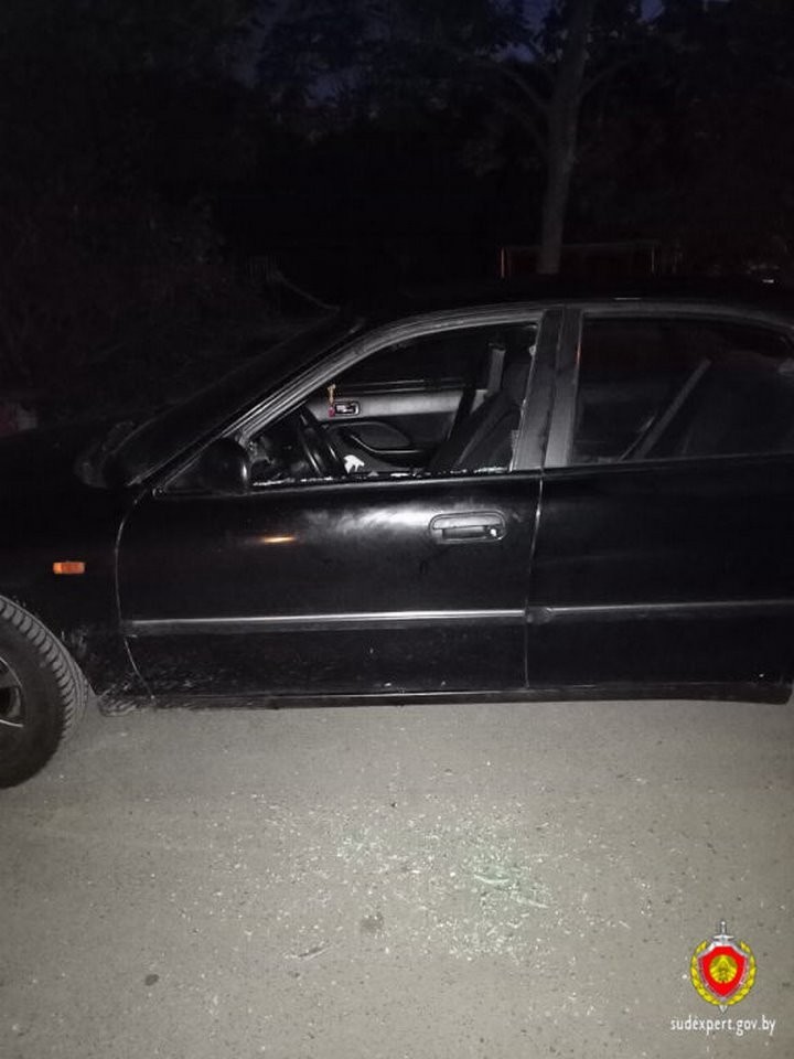 Житель Бреста беспричинно повредил чужой автомобиль