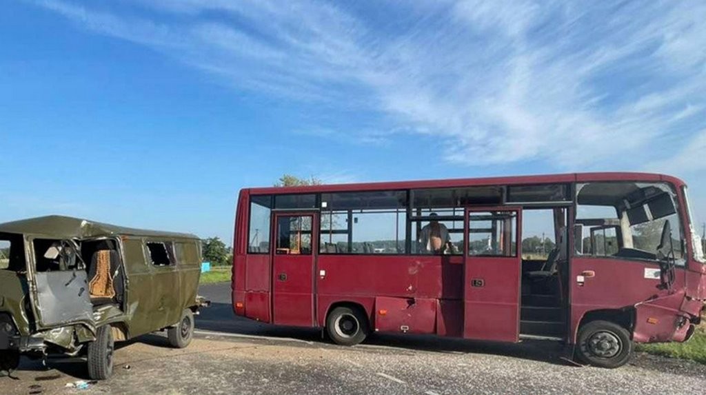 Автобус и микроавтобус столкнулись в Березовском районе