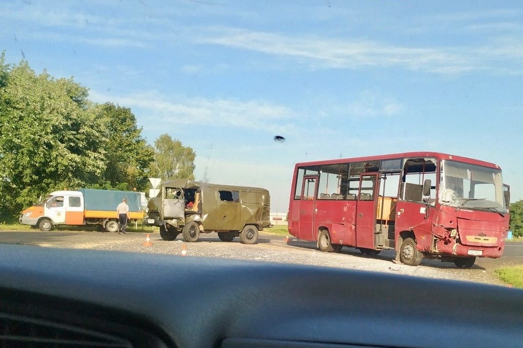Автобус и микроавтобус столкнулись в Березовском районе