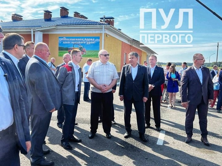 Президент Беларуси Александр Лукашенко во время поездки в Пружанский район посетил хозяйство «Журавлиное»